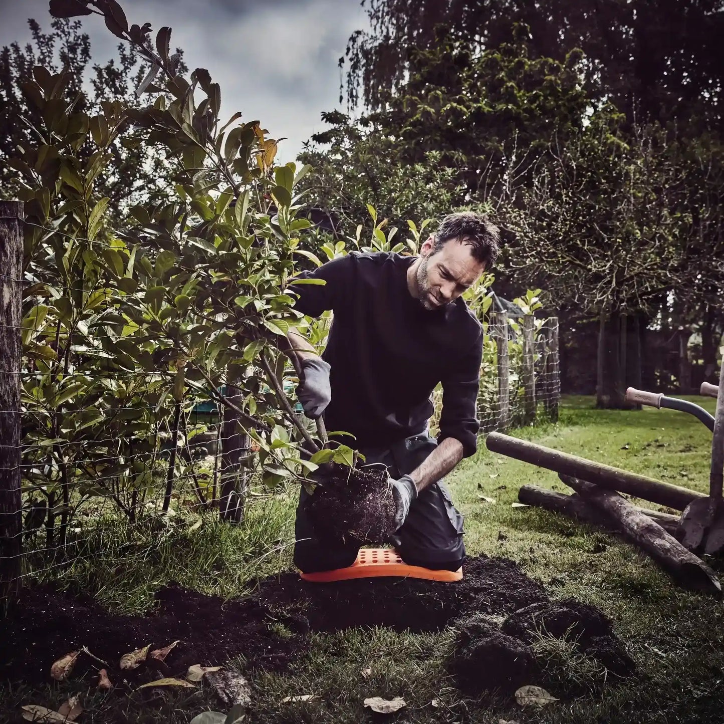 Das Fento Board kann auch bei der Gartenarbeit unterstützen.