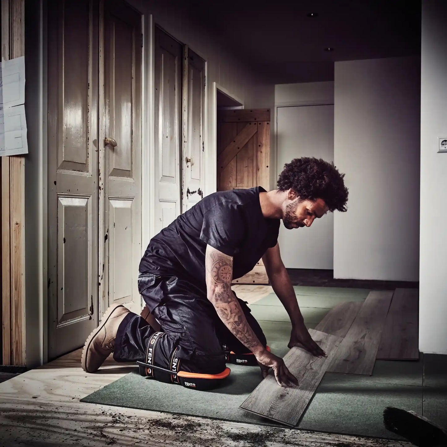 Fento Knieschoner 400 Max im Einsatz bei der Verlegung von Vinyl