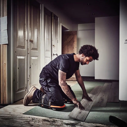 Fento Knieschoner 400 Max im Einsatz bei der Verlegung von Vinyl