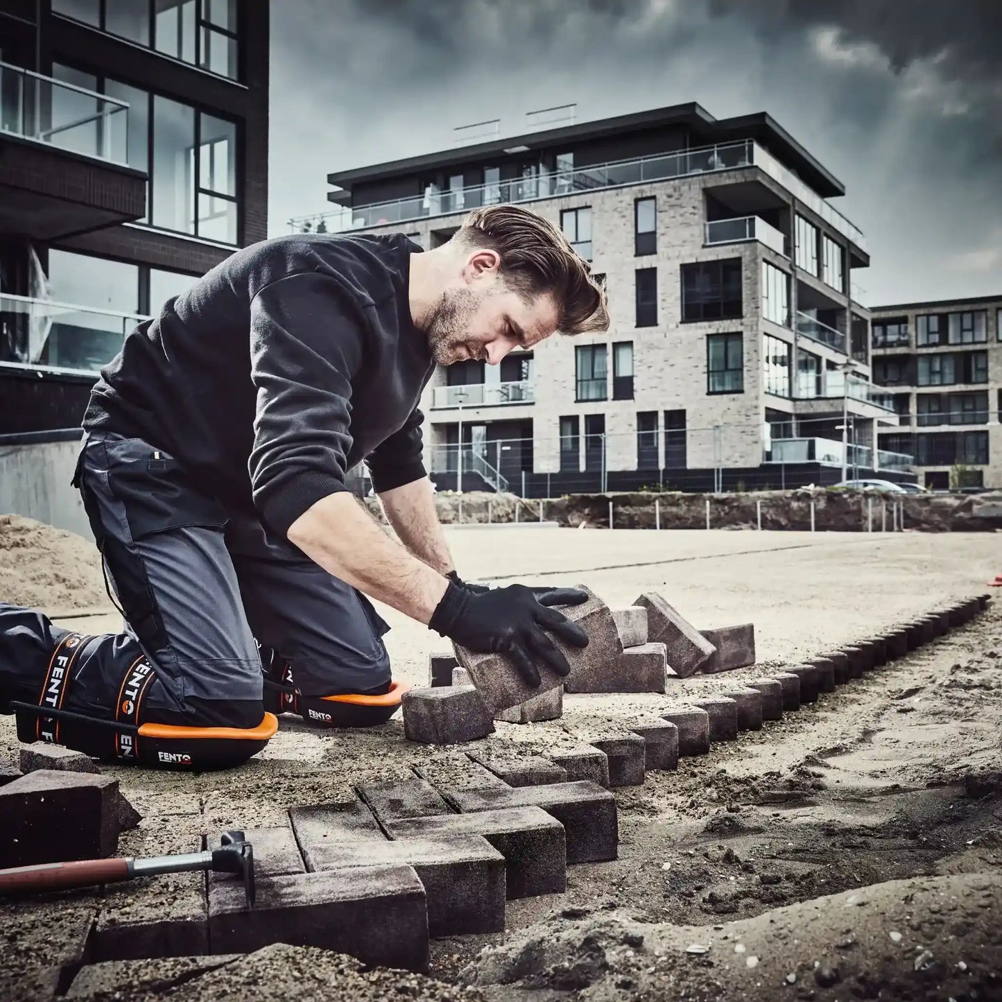 Fento 400 Knieschoner Max im Einsatz bei der Verlegung einer Hofeinfahrt