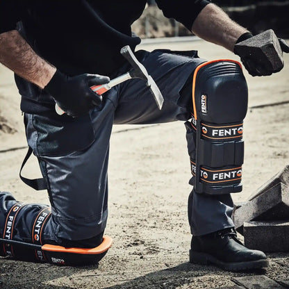 Fento Knieschoner 400 Max im Einsatz bei der Verlegung von Pflastersteinen