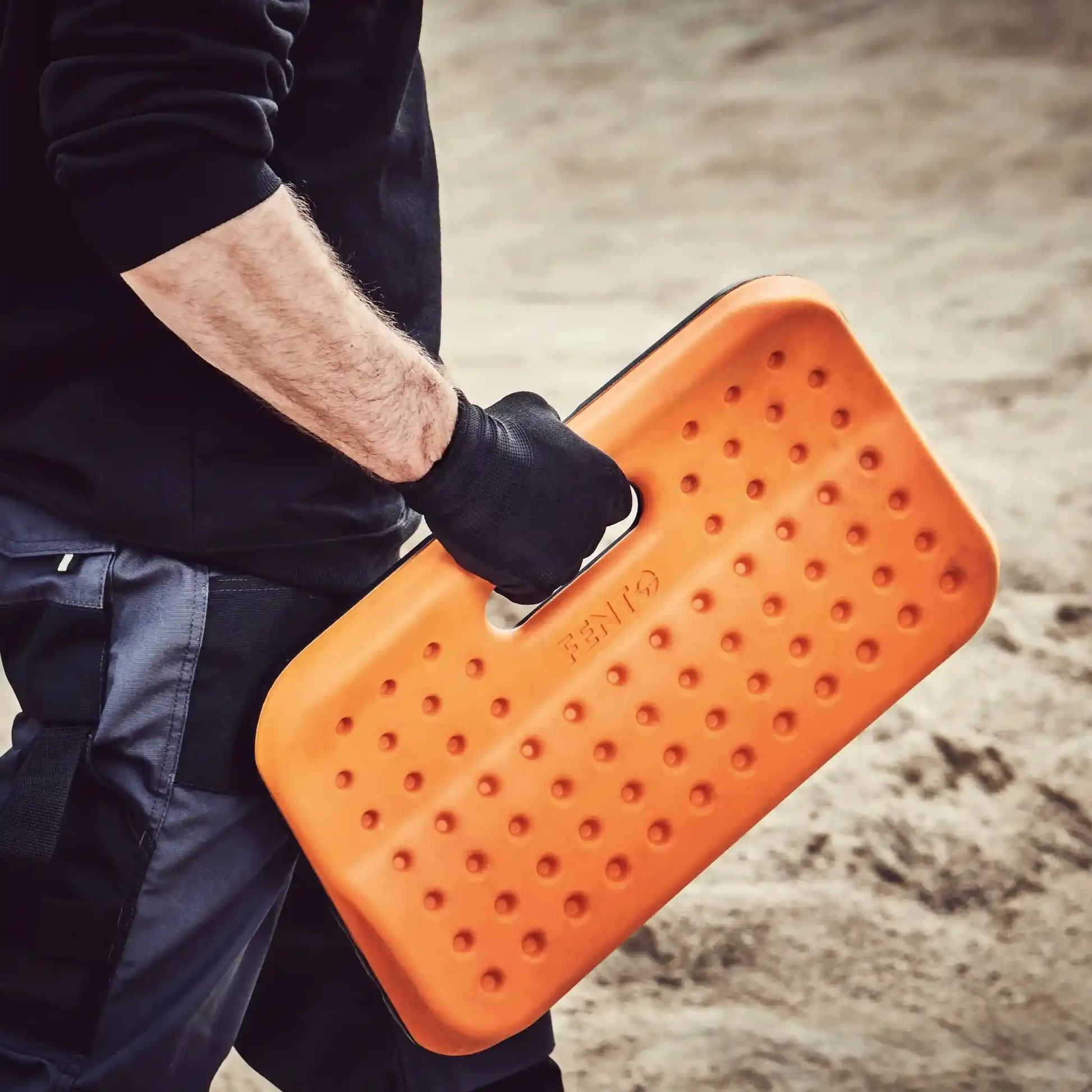 Fento Board Kniebrett mit Griff in der Hand von einem Handwerker