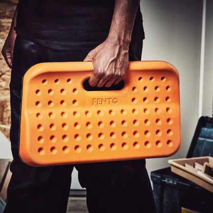 Fento Board mit Griff in der Hand von einem Handwerker