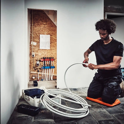 Fento Board im Einsatz bei der Verlegung von Fußbodenheizung  