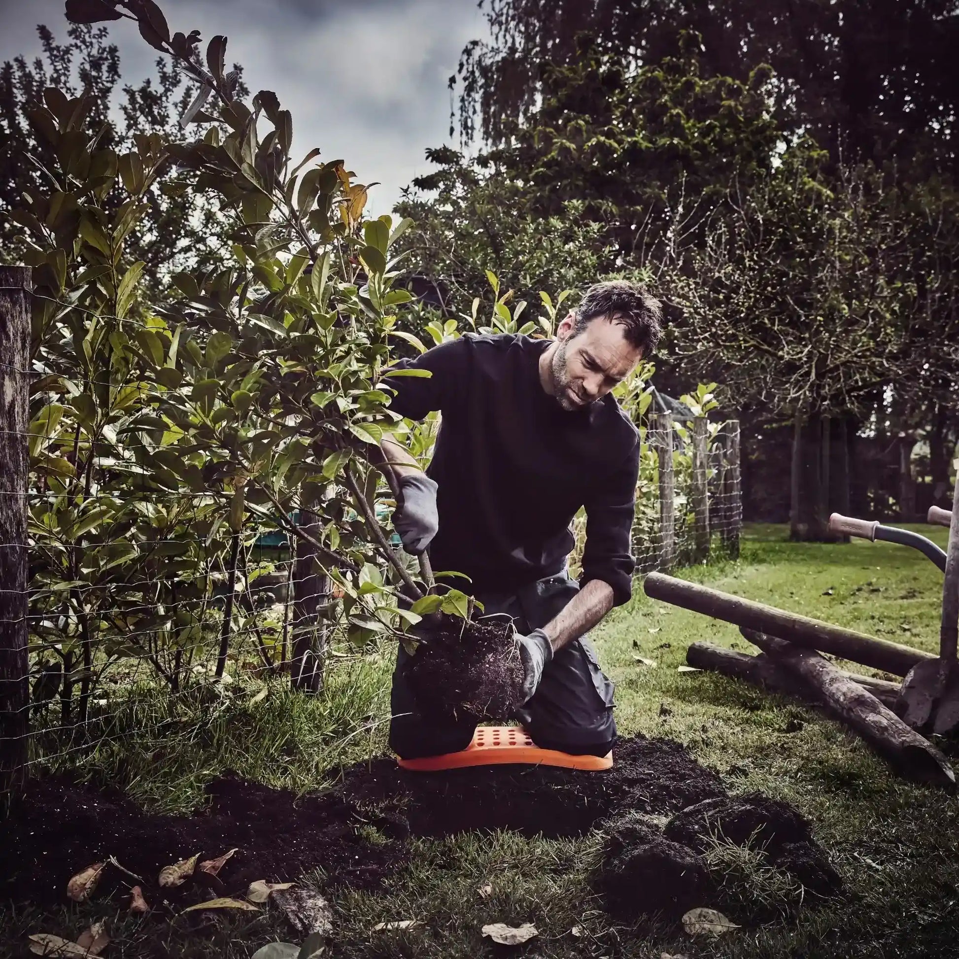 Das Fento Board kann auch bei der Gartenarbeit unterstützen.