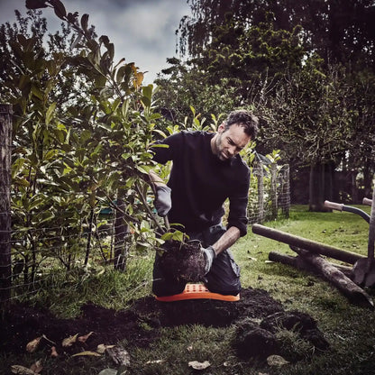 Das Fento Board kann auch bei der Gartenarbeit unterstützen.