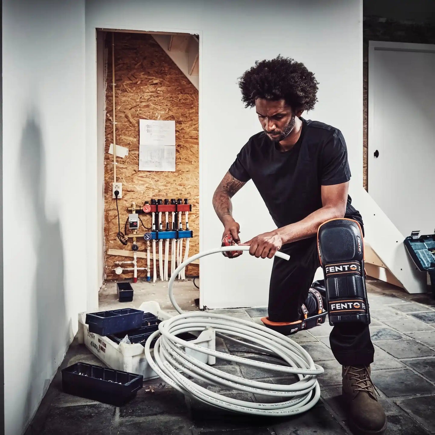 Fento Knieschoner 400 Max im Einsatz bei der Fußbodenheizung 