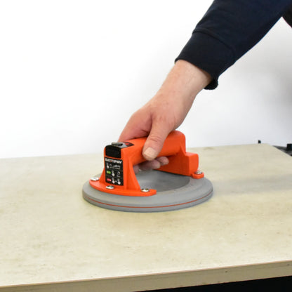 Anheben einer Fliese mit dem Saugheber von Battipav