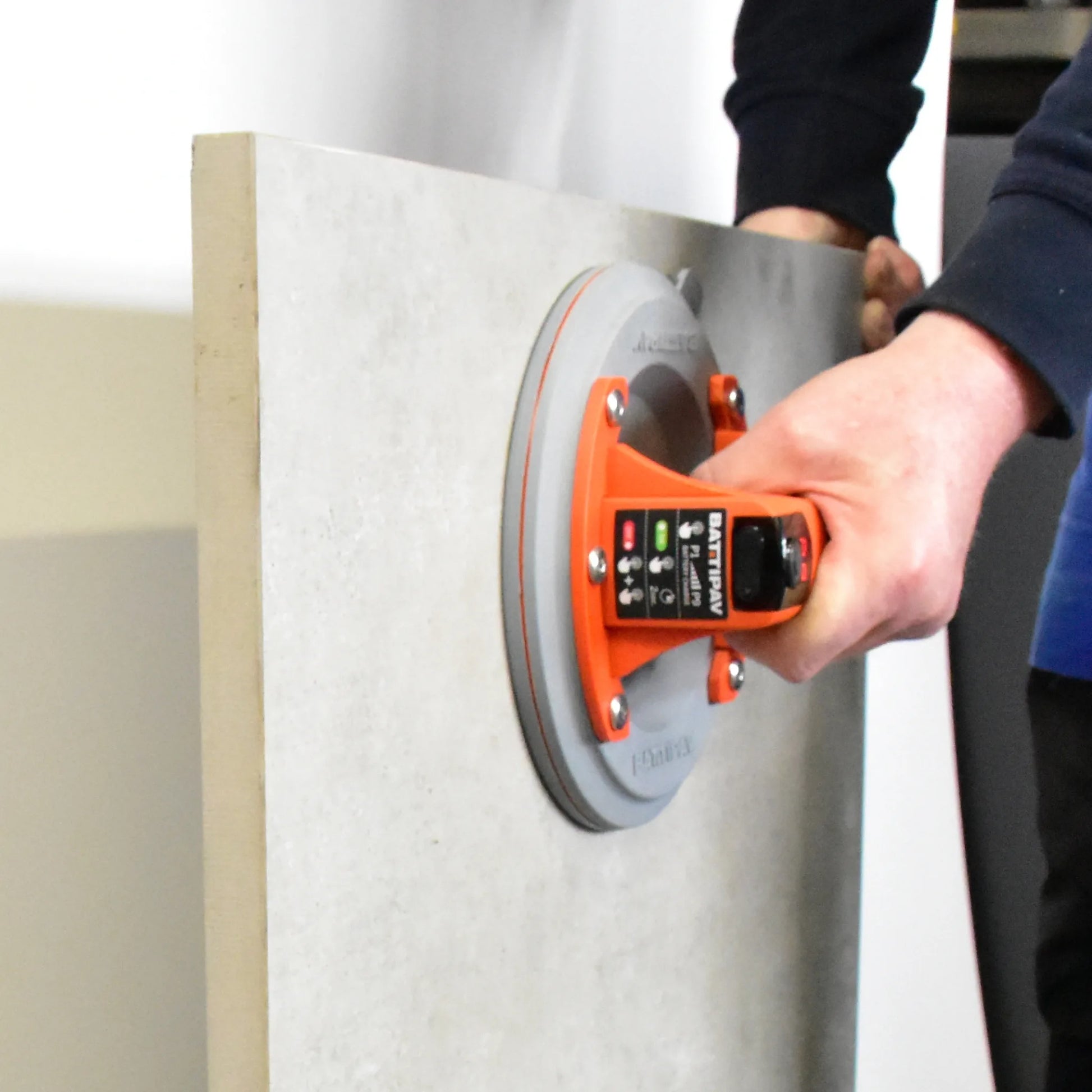 Seitliches Anheben einer Fliese mit dem Saugheber von Battipav